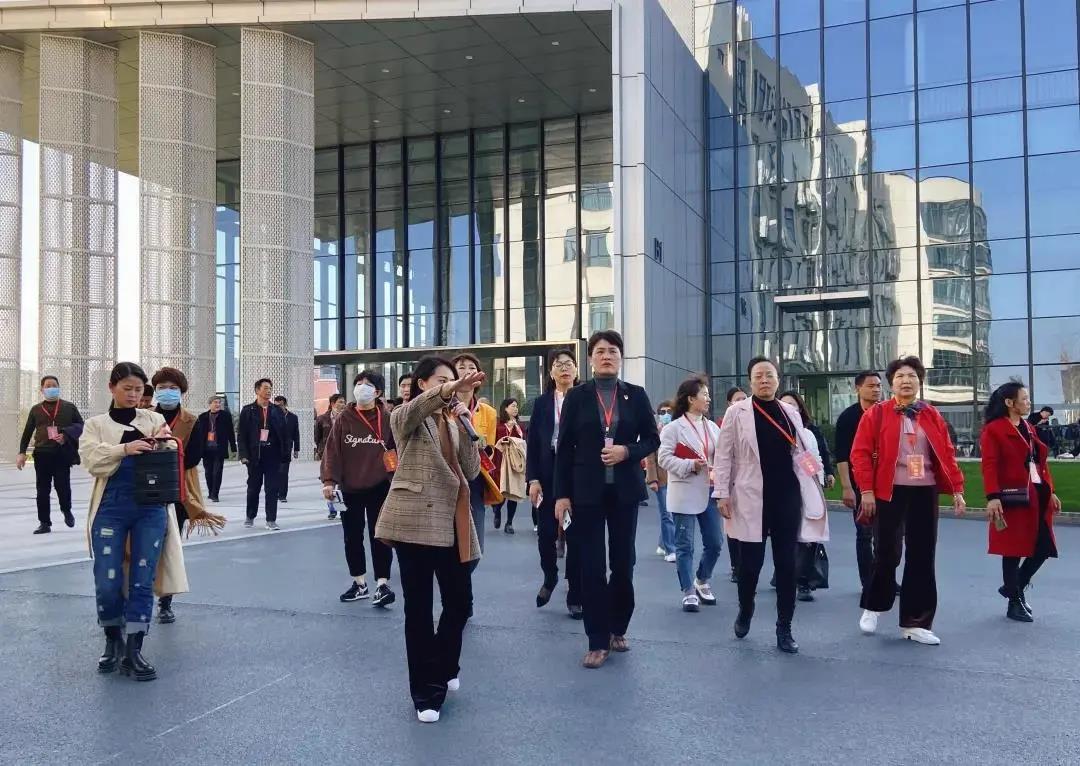 多湖街道村居议政代表团一行莅临金华市工业设计中心参观考察